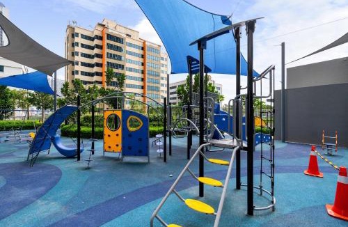 Tropicana Apartment | Stylish Lumi Tropicana Stay with Golf Course View PS4 and Fun Board Games A2-11