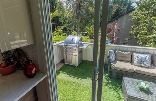 Saanich East Apartment | Stylish Mid-Century Modern Bright Apartment w/park views. Pet friendly!