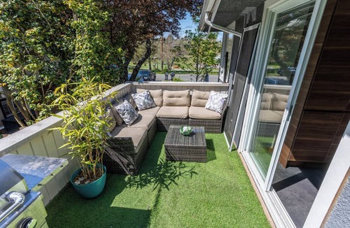 Saanich East Apartment | Stylish Mid-Century Modern Bright Apartment w/park views. Pet friendly!