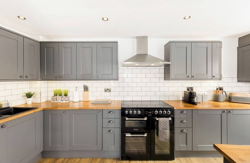 Tiddington House | Stylish & Modern 2 Bed with Parking - Pass the Keys