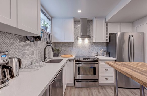 Parkdale House | Stylish Modern 2 Bdrm Apartment Near Lake Ontario