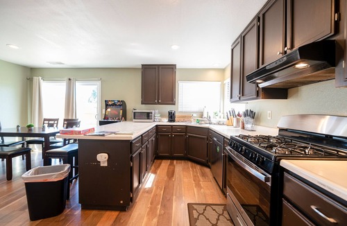 Lema Ranch House | STYLISH + MODERN 4BD HOME | FOOZ | ARCADE | POOL