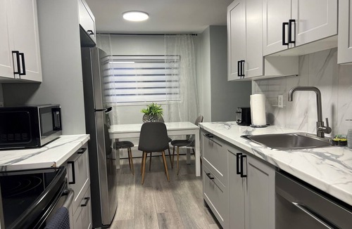 Kitchener Apartment | Stylish Modern Apartment | King Beds | Work-Friendly | Free Parking
