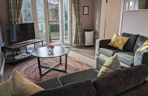 Tatenhill Apartment | Stylish Modern Apartment, FREE SECURE Parking
