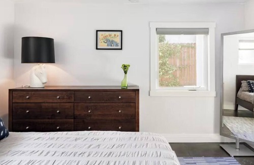 Pasadena House | Stylish Modern Guesthouse Close to the Metro