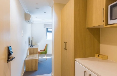 Windsor Hotel | Stylish, modern king hotel room in Brisbane