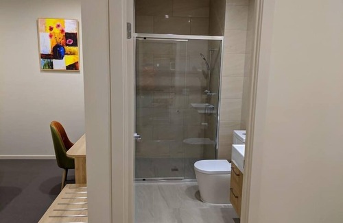 Windsor Hotel | Stylish, modern king hotel room in Brisbane