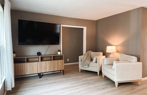 Sioux Falls House | Stylish & Modern Sleeps 10 Cornhole+PingPong Minutes to Most!