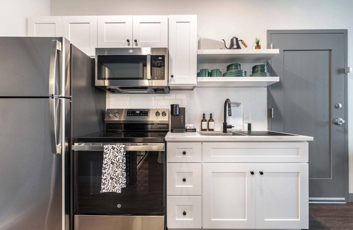 Macon Apartment | Stylish & Modern Stay Next to Capricorn Studios