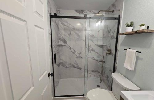 Fifth Ward Apartment | Stylish Modern Studio in Vibrant Walker's Point