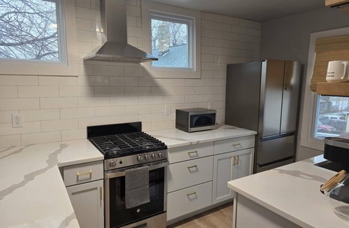 Fifth Ward Apartment | Stylish Modern Studio in Vibrant Walker's Point