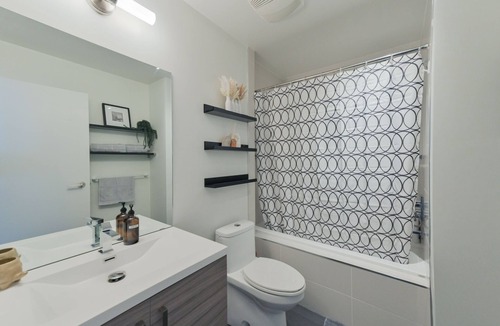 Connaught Condo | Stylish Modern w/ Heated Parking & Views of Skyline | Mins to Saddledome