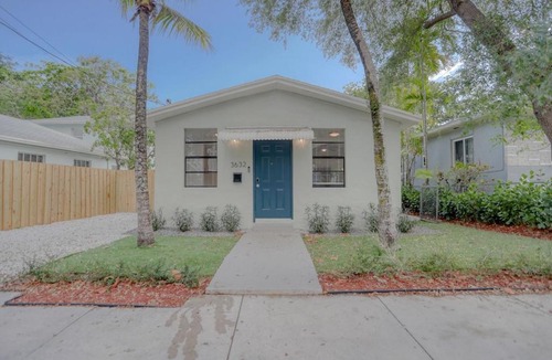 Southwest Coconut Grove House | Stylish, Modern with a splash of Glam! Upscale 4-3 In Historic Coconut Grove