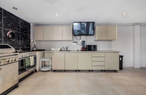 Morningside House | Stylish Morningside Family Home: 6 Bedrooms with Pool, Game & BBQ minutes to CBD