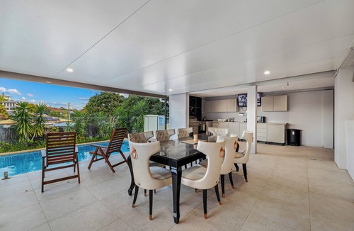 Morningside House | Stylish Morningside Family Home: 6 Bedrooms with Pool, Game & BBQ minutes to CBD