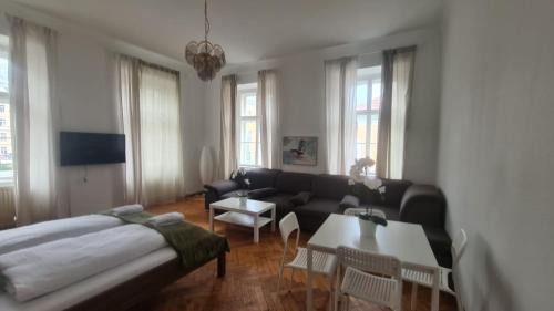Landstrasse Apartment | Stylish Multi Apt Perfect for Group Stays