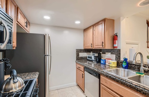 Downtown Apartment | Stylish- Multi-level- Patio- Games - Fast Wifi-cm3