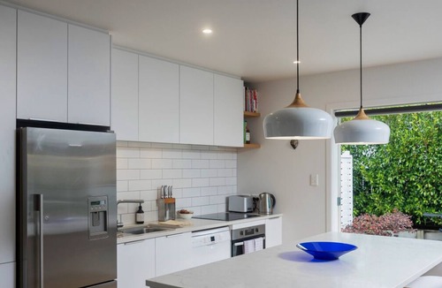 Northcote Apartment | Stylish Northcote Point Bungalow| by Furnished Rentals