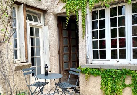 Saint-Vincent-Rive-d'Olt Apartment | stylish one bedroom apartment in a lovely village