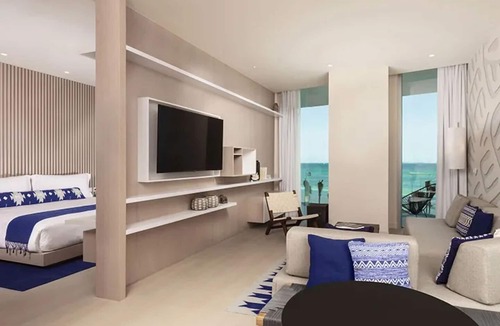 Downtown Cancun Hotel | Stylish Ocean Front Suite w/Balcony | 2 Family Ready Rooms | Outdoor Pool