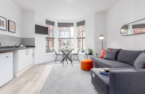 Blackpool Town Center Apartment | Stylish One Bed Apartment, Sleeps 4, Central location