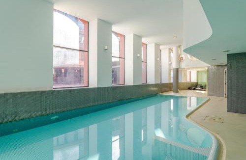 Lordelo do Ouro e Massarelos Apartment | Stylish Open-Plan Flat with Swimming Pool by HostWise