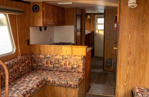 Babbitt Boat Rental | Stylish Party Platform Houseboat - Group of 6 - Sportsman Floating boat - Wi-Fi HB12
