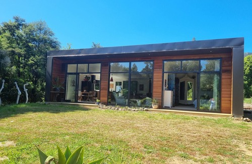 Coromandel House | Stylish-Peaceful-Tranquil-Spacious Couples Getaway. Pond/Stream/Fire/Internet