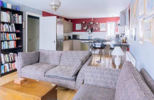 Gifford Condo | Stylish, pet friendly 3bd flat near Hollyrood Park