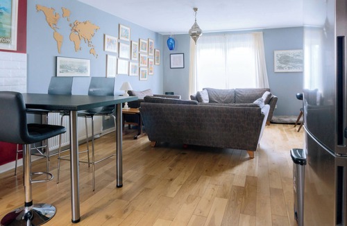Gifford Condo | Stylish, pet friendly 3bd flat near Hollyrood Park