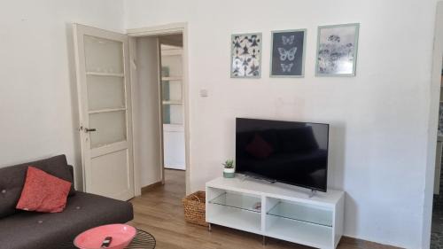 Rehovot Apartment | Stylish Quiet and Central