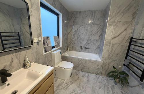 Karaka House | Stylish Retreat - Modern Comfort & Relaxing Stay