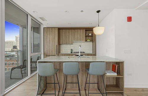 Killgubbin Apartment | Stylish River North Suites: Luxury Living Near Chicago’s Best Shopping&Nightlife
