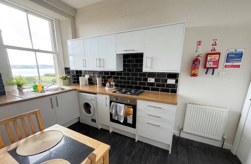 Glenisla Apartment | Stylish River View Stay Sleeps 6