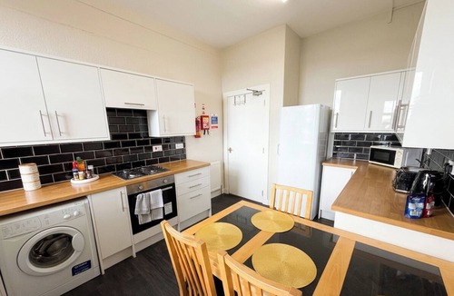 Glenisla Apartment | Stylish River View Stay Sleeps 6