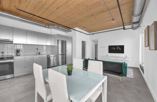 East Village Apartment | Stylish River View Suite, Sauna, Stampede Walk