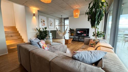 Kaiserlei Apartment | Stylish Riverfront Penthouse with Skyline View