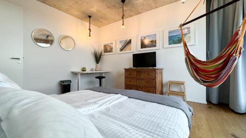 Kaiserlei Apartment | Stylish Riverfront Penthouse with Skyline View