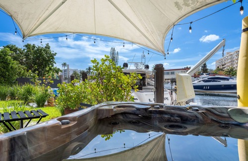 West Little Havana Villa | Stylish riverfront villa in central location