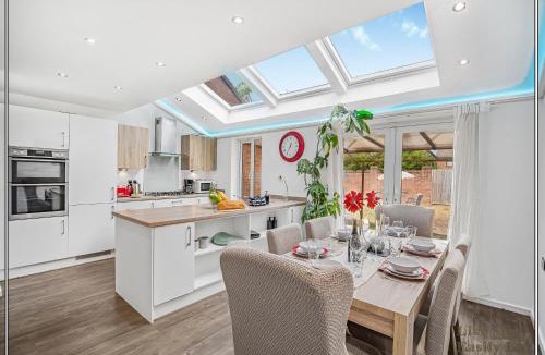 Salford House | Stylish Riverside 4BR Home with Hot Tub and Free Parking - Sleeps 8