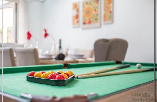 Salford House | Stylish Riverside 4BR Home with Hot Tub and Free Parking - Sleeps 8