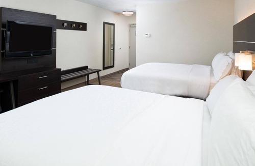 Dent Hotel | Stylish Room w/Bathtub Perfect for Exploring Cincinnati Attractions