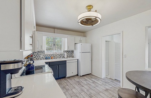 Sam Hughes House | Stylish Sam Hughes Escape With Private Yard, Dogs OK & Free WiFi