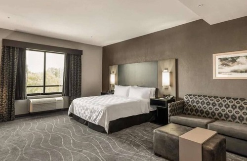 Milpitas Hotel | Stylish Silicon Valley Stay | Pool