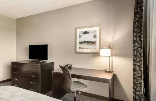 Milpitas Hotel | Stylish Silicon Valley Stay | Pool