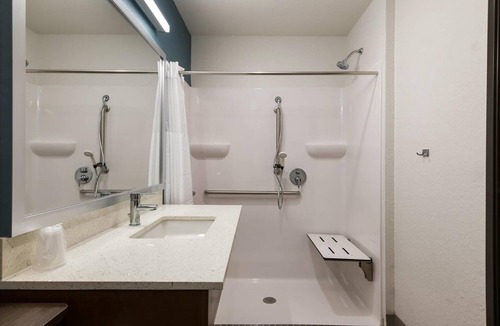 Rockledge Hotel | Stylish Single Room with Kitchen Near TreeTop Trek Park & Outdoor Fun