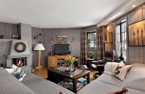 Kroderen Apartment | Stylish Ski-in/Ski-out Apt with Sauna & Fjord View