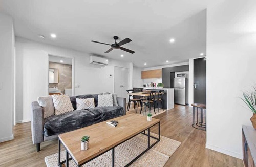 Spring Hill Apartment | Stylish & Slick! 1Bed/1Bath/1Car ~ Walk to CBD