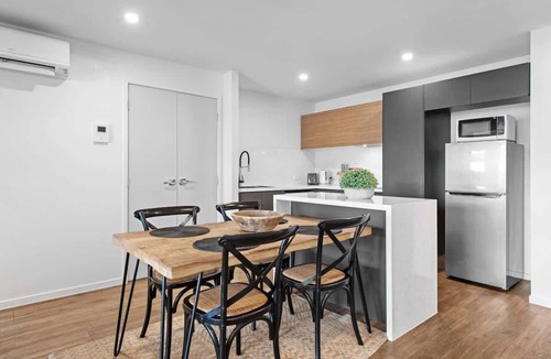 Spring Hill Apartment | Stylish & Slick! 1Bed/1Bath/1Car ~ Walk to CBD