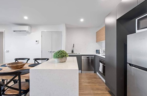 Spring Hill Apartment | Stylish & Slick! 1Bed/1Bath/1Car ~ Walk to CBD